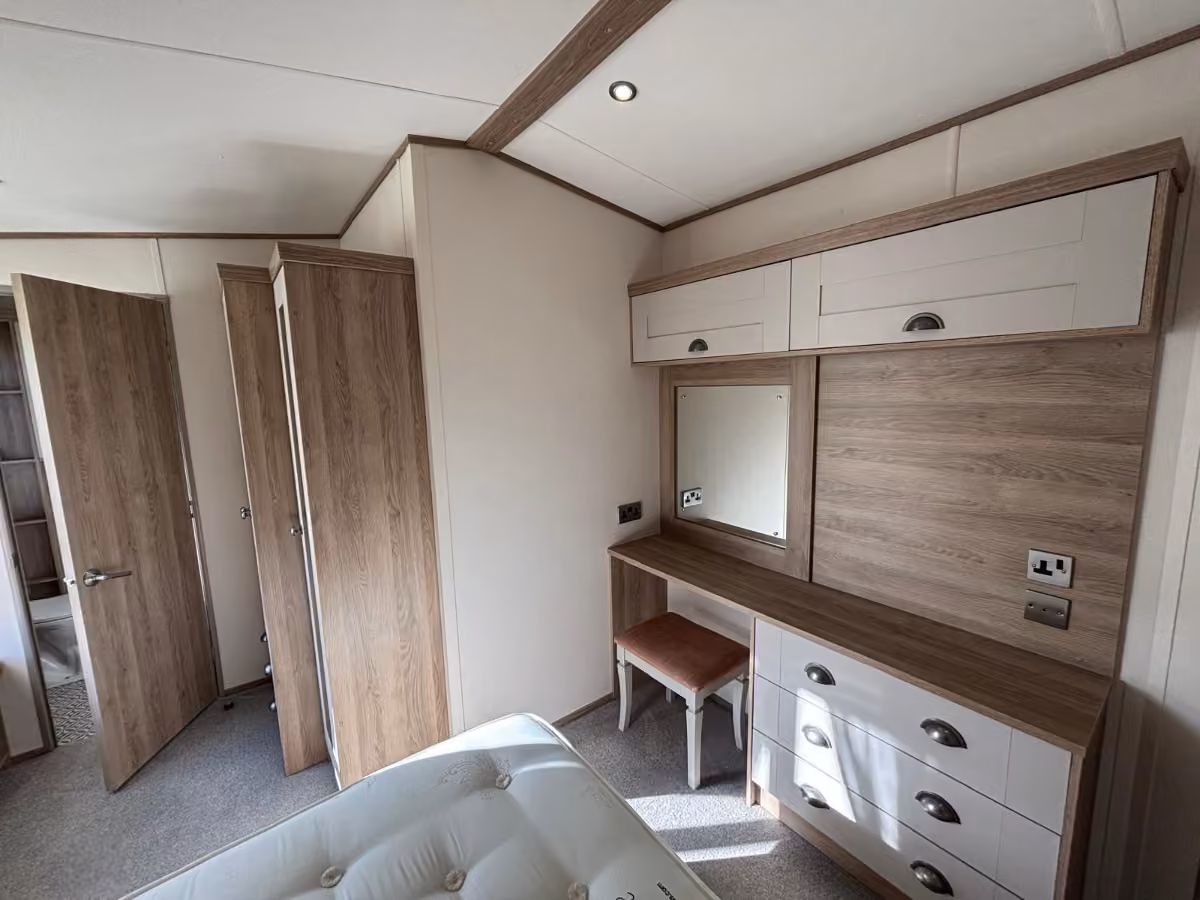 2021 Ambleside Premier Master Bedroom 3