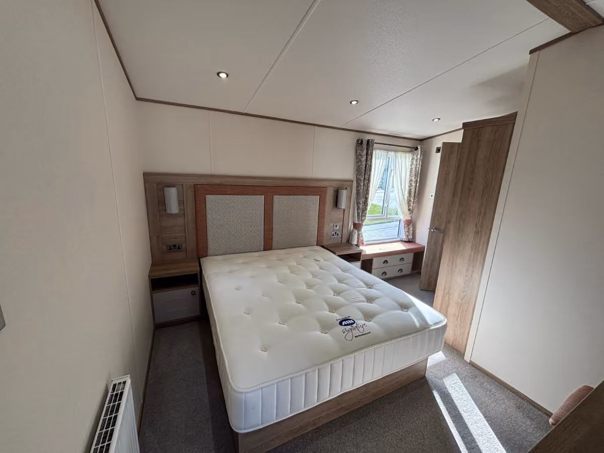 2021 Ambleside Premier Master Bedroom 4