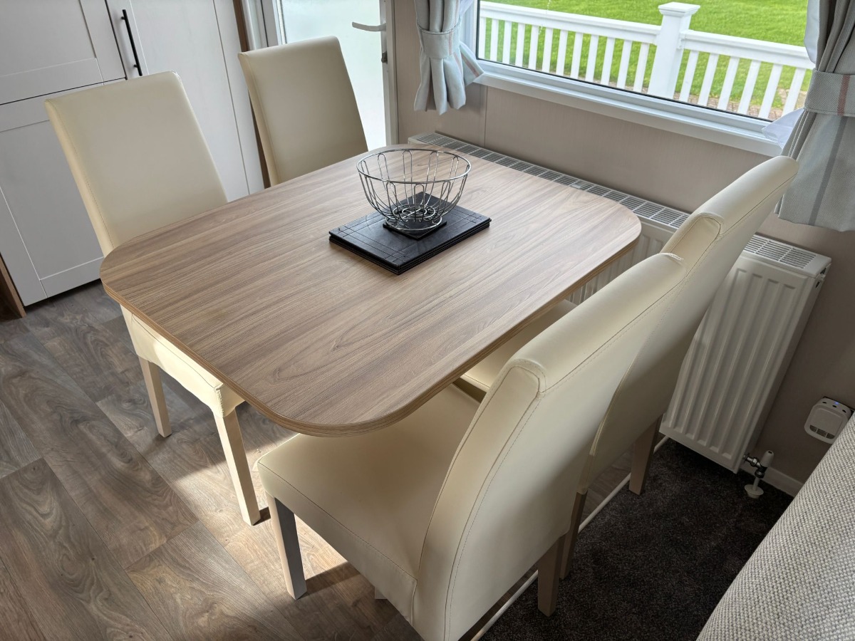 2024 Willerby Manor Green Range dining area