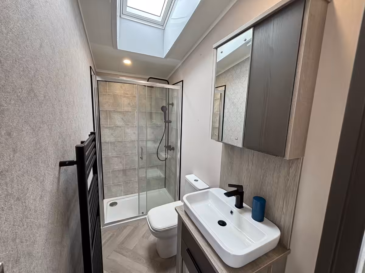 Family shower room in the 2021 Victory Lakewood Lodge for sale at Elm Bank Coastal Park in Spittal, Berwick-upon-Tweed, Northumberland.